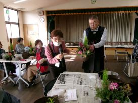 100_2310 テーブルを回り細かく説明.JPG