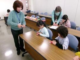 100_2280  早くできた子は折り紙サンタを（3）.JPG